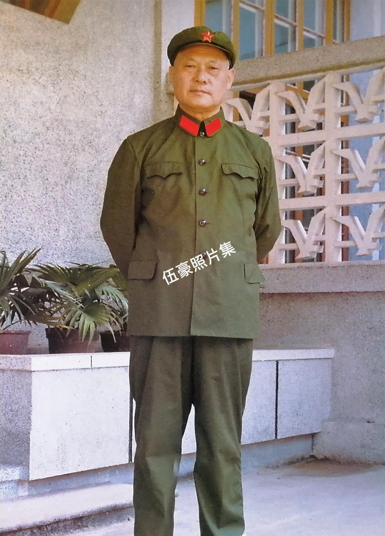 上世纪八十年代，中共福建省委书记兼福建省军区第一政委项南身着65式军装的照片。6