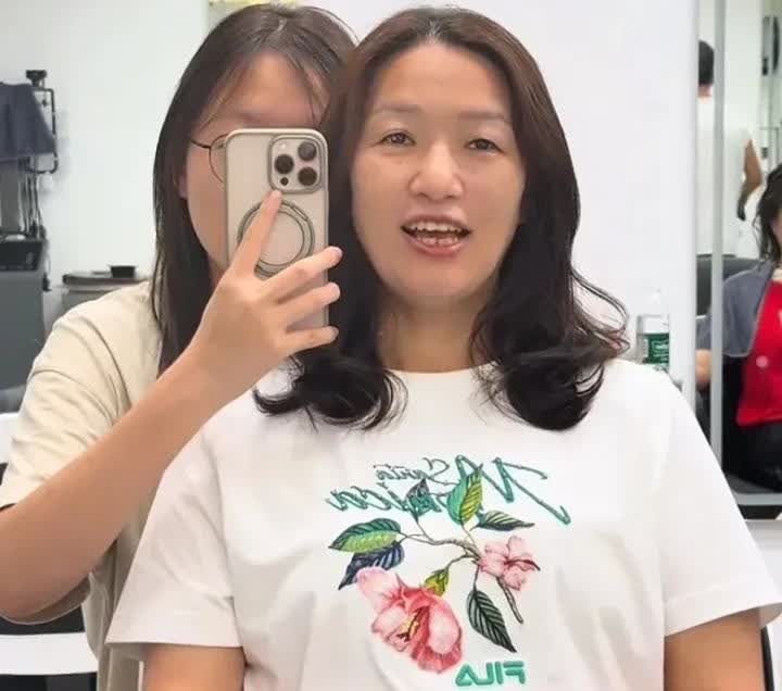 谢浩男的大妹妹今天带着许健华去弄新发型了，期间大妹妹还去接小妹放学，小妹一脸的不