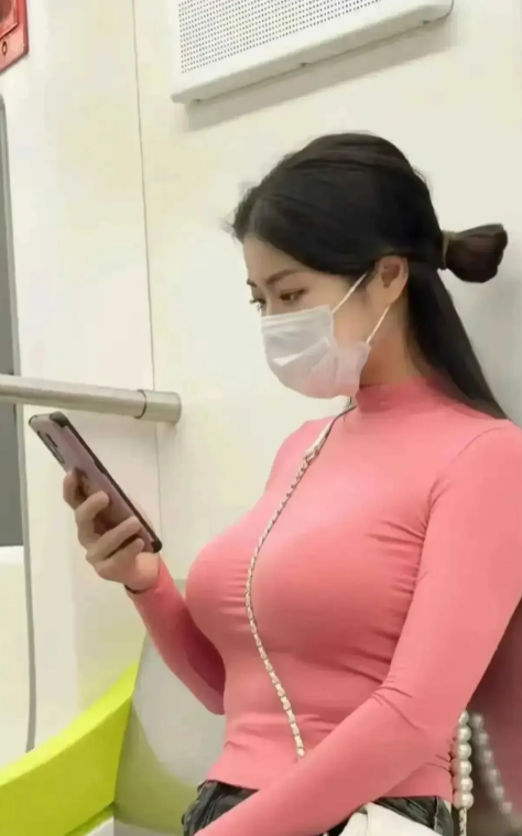 太炸裂！上海，男子乘坐地铁时紧贴在女子身后。期间，女子感觉到臀部被蹭，也知道男子