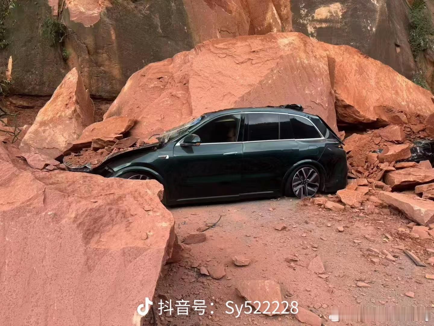 原来中间这台是理想还是挺结实的啊理想汽车​​​