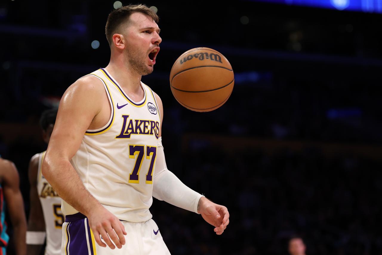 湖人这进攻确实有点东西！最近的15场比赛，湖人队的进攻效率：120.8，同期联