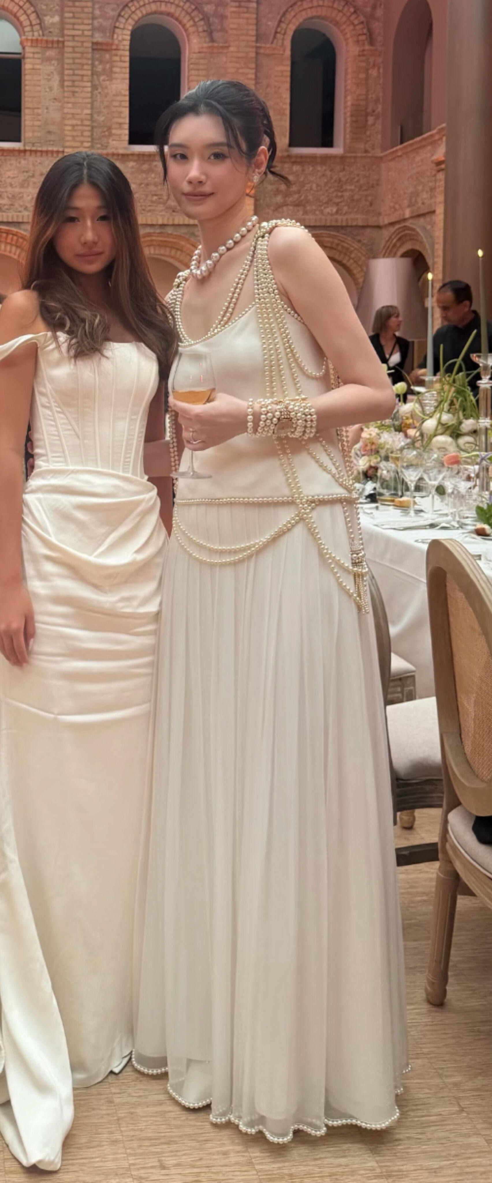 奚梦瑶第三套奚梦瑶穿出生年份高定奚梦瑶第三套穿的是自己出生年份的香奈儿高定，白色