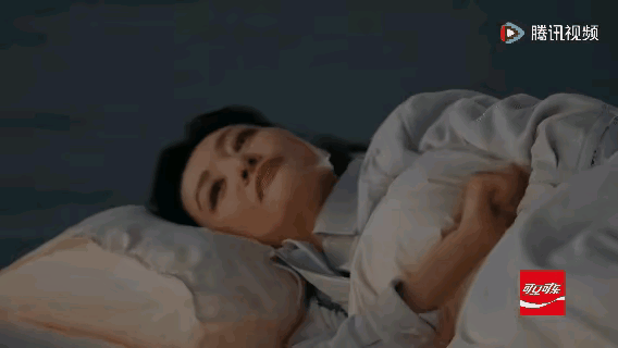 据网友说这是周涛的睡姿，有网友说第一次从这样的角度看周涛，居然也这么美。您觉得