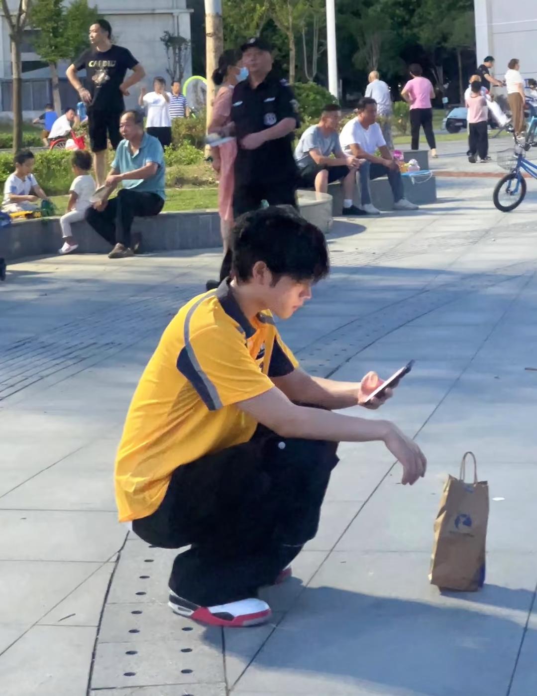 女儿洗澡时让我接外卖电话，一接通就被那机械又低沉的男声惊到——“你好，我是聋哑骑