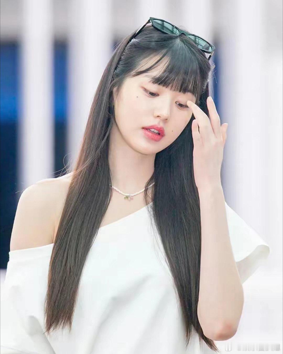 张元英机场生图张元英今日机场照，白T搭配miumiu手袋，增肌后美出新高度了！