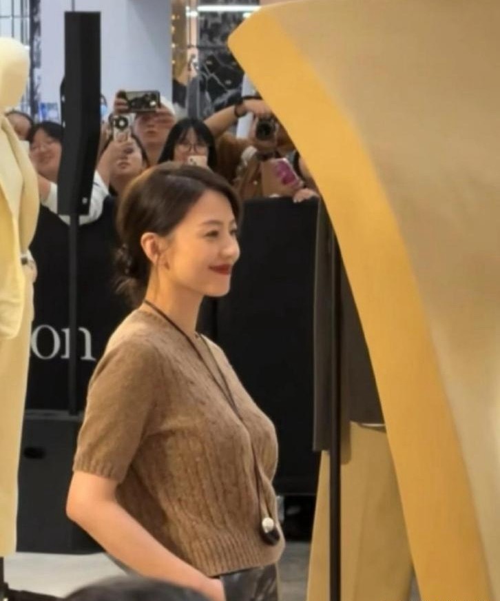 高圆圆也老了，这身材都是岁月的痕迹，女神也抵抗不了时间啊！