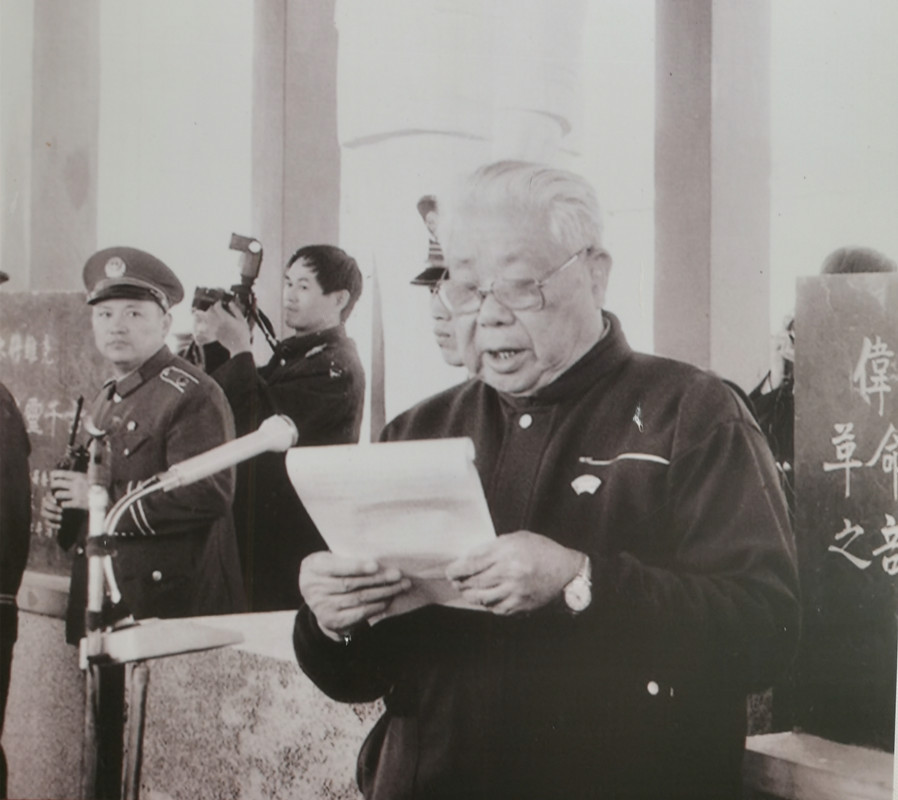 1990年4月，受中顾委委托，陈锡联前往河北涉县参加刘伯承元帅像揭幕仪式。当时陈