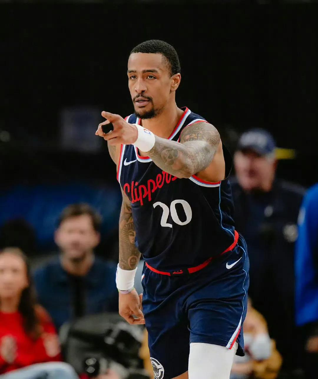 除了小卡巴图姆之外唯一一个标准侧翼体系球员柯林斯的外线发挥，挺重要的，最近