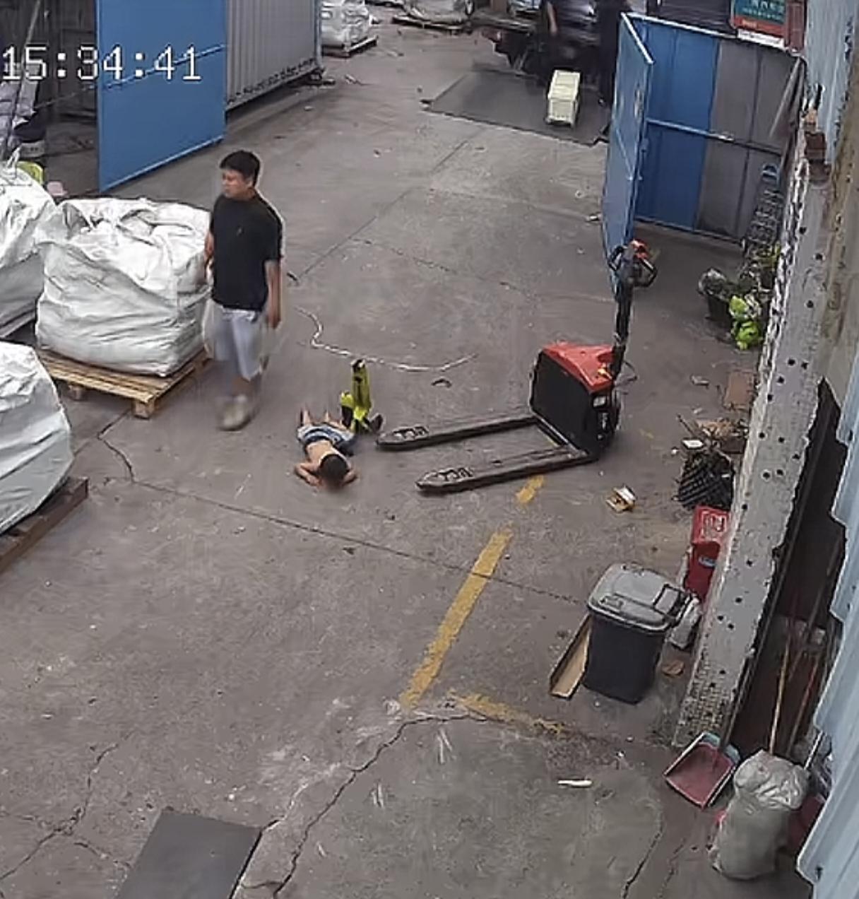 没想到上人民日报了！弟弟骑滑板车摔倒在地，爸爸却直接无视淡定走过，我本以为是爸爸