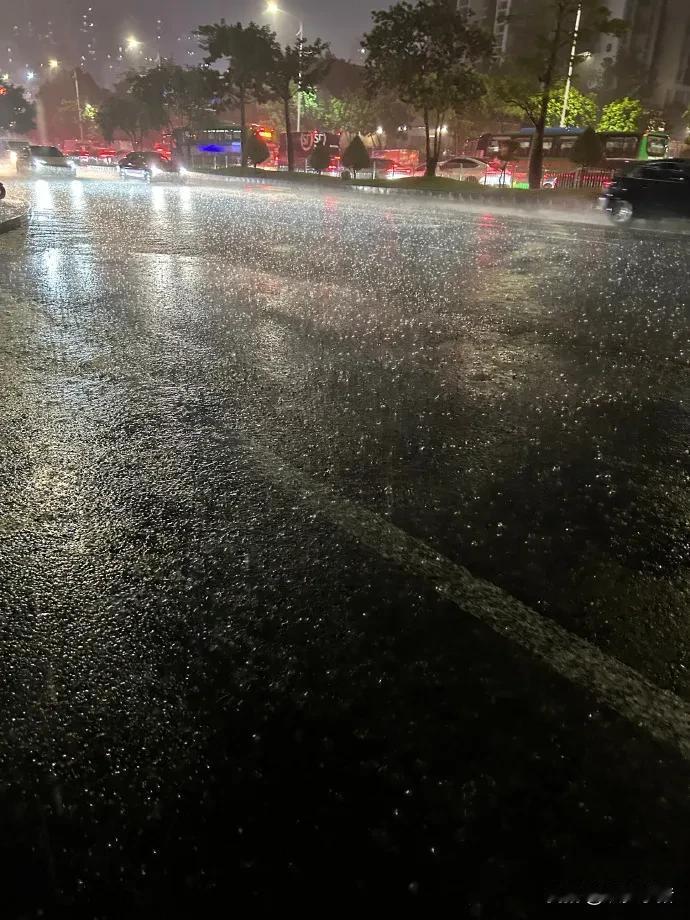 又哗啦啦下雨了。平时上下班高峰期下，周末更下不停。老家干旱的不行，辣椒苗更是