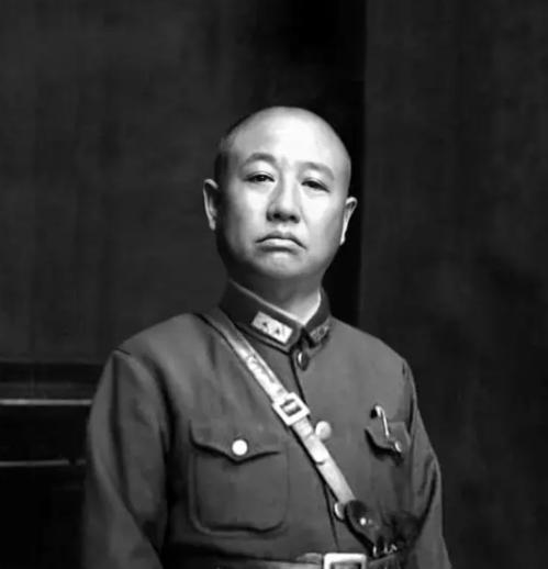 1938年，潘木匠15岁的女儿被日军凌辱致死，他大怒，便找到国军192师师长胡达