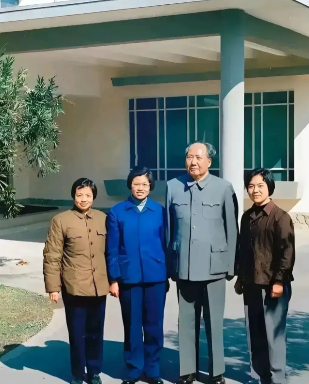 70年代，毛主席与工作人员的一张合影，主席十分亲切！1970年，一张珍贵的