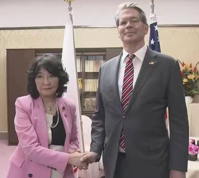 终于扬眉吐气了!光看照片就看得明明白白!跟小红点的人打交道时,头抬得高高的,