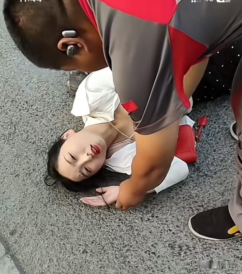 女子晕倒,没人敢扶,最终还是路过的快递小哥伸出缓手,为快递小哥点赞。
