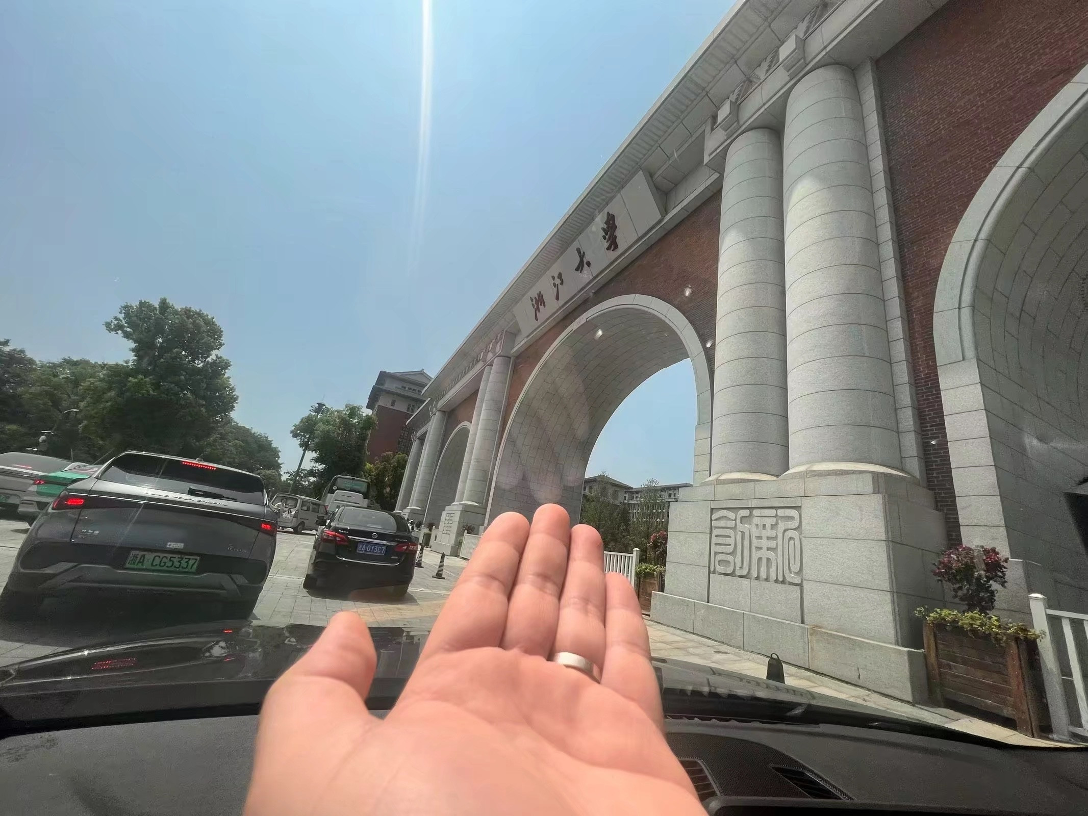 今与一位浙大计算机本科妈妈交流我：孩子是怎么样规划？她：“喜欢打游戏，打到高考，