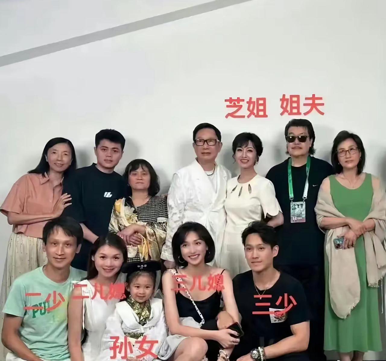 赵雅芝家族三代同框的温馨画面，成了杭州这场活动最动人的风景！71岁的赵雅