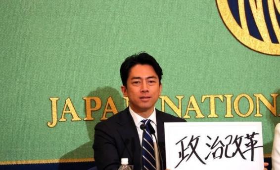 小泉进次郎的态度发生急转弯，在中日冲突刚开始的时候，他认为这件事无所谓，等咱们的