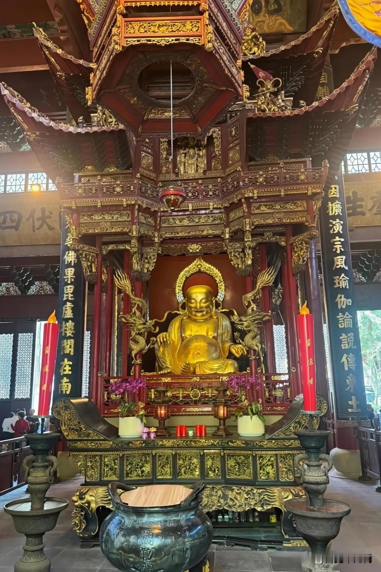 灵隐寺的笑：大肚能容，是人间最温柔的禅在灵隐寺天王殿的朱红佛龛里，这尊弥勒
