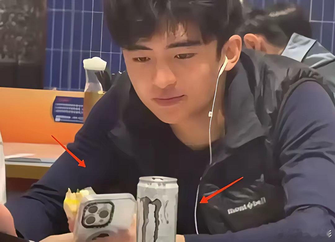 12月12号，有人在深圳餐馆碰到了张柏芝和谢振轩。这对母子的样子，比‘明星家人出