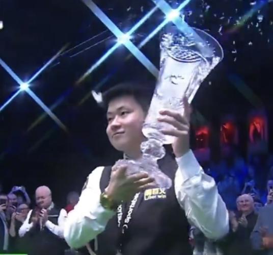 连续2杆破百，赵心童10-7夺冠，续演决赛不败神奇！斯诺克球员锦