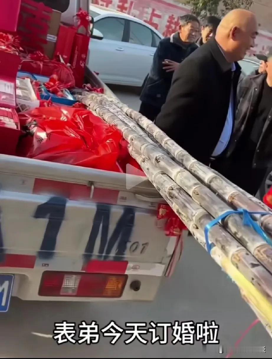 来看看河南周口进货式订婚送礼。表弟定亲了，需要准备一大车礼物拉过去，不知道的还以