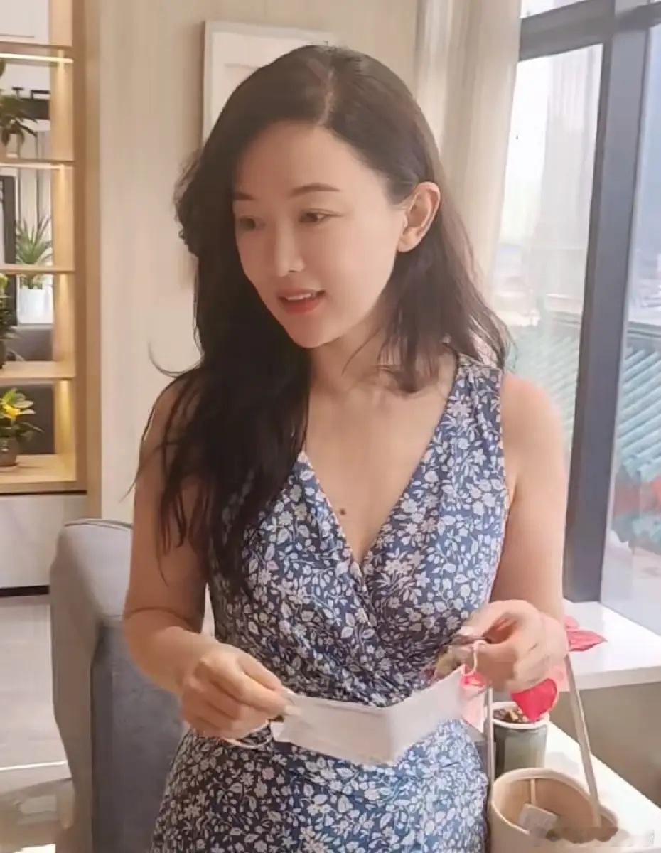 有网友偶遇霍思燕杜江，夫妻俩很友好，一直微笑回应！不得不说，霍思燕还是这么漂亮，