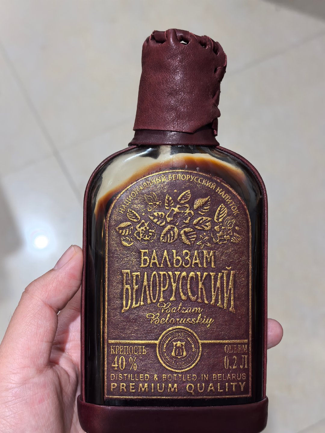 挖到一瓶白俄罗斯草本香脂酒🍷40度东欧草药酒，由几十种植物浸酿而成。入口是柔和的甜，细品带着清透的