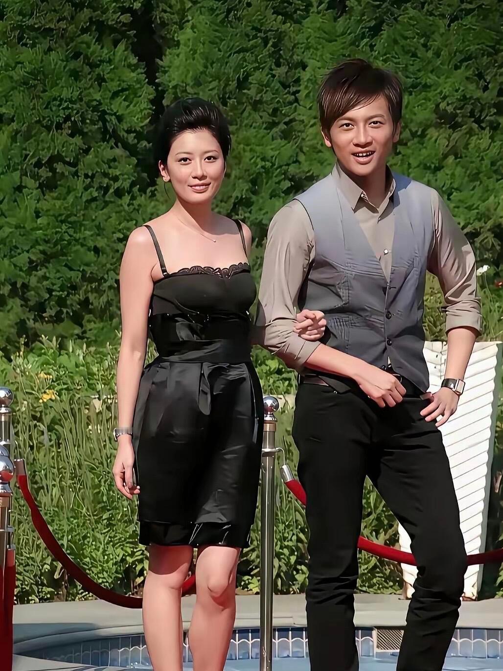 真是奇了怪了，这俩人还有合照？认出他俩来了吗？