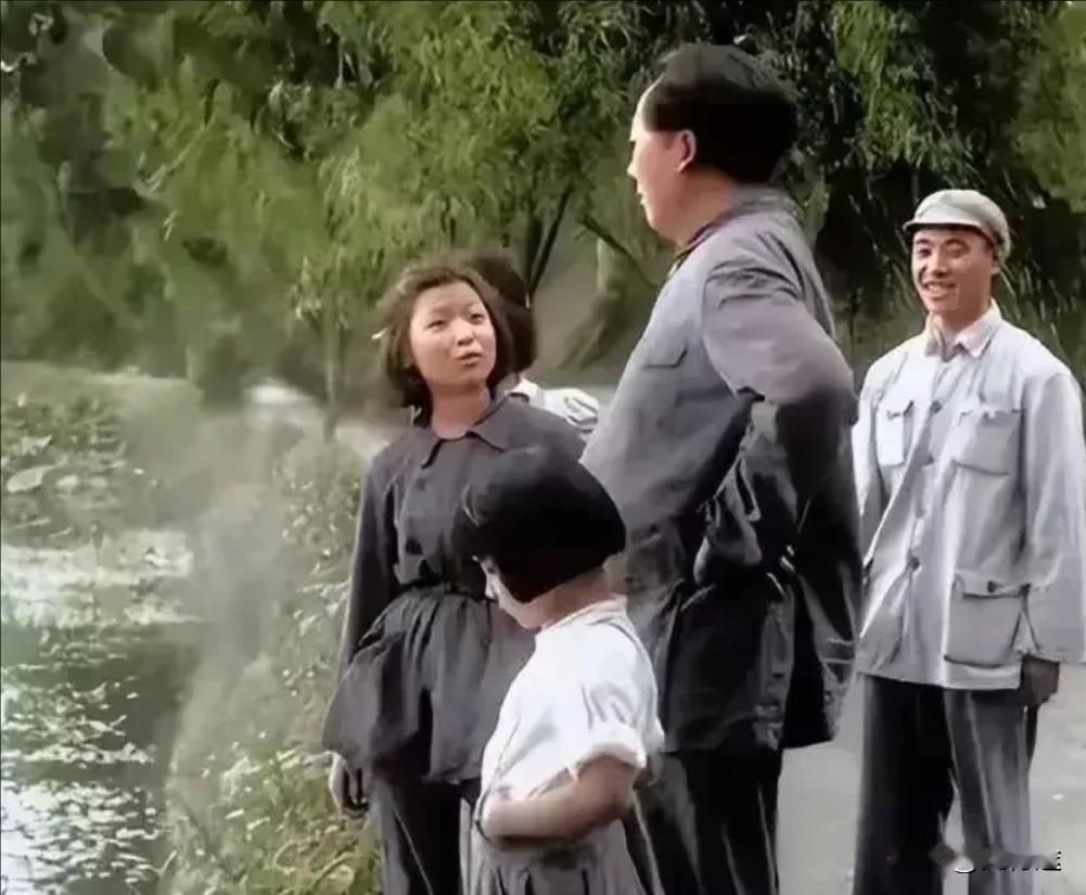 1950年，中南海湖边，毛主席与叶子龙之女叶燕燕，爱女李讷，警卫员在一起，亲切交