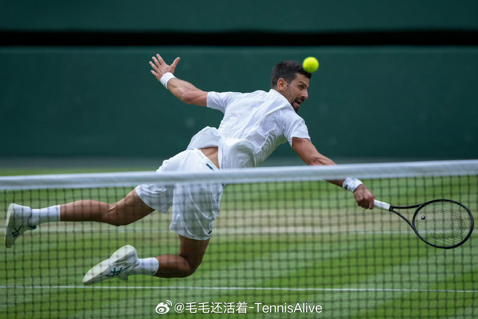 德约科维奇6-4拿到第三盘，目前2-1领先于德米纳尔。温网﻿2025​​​