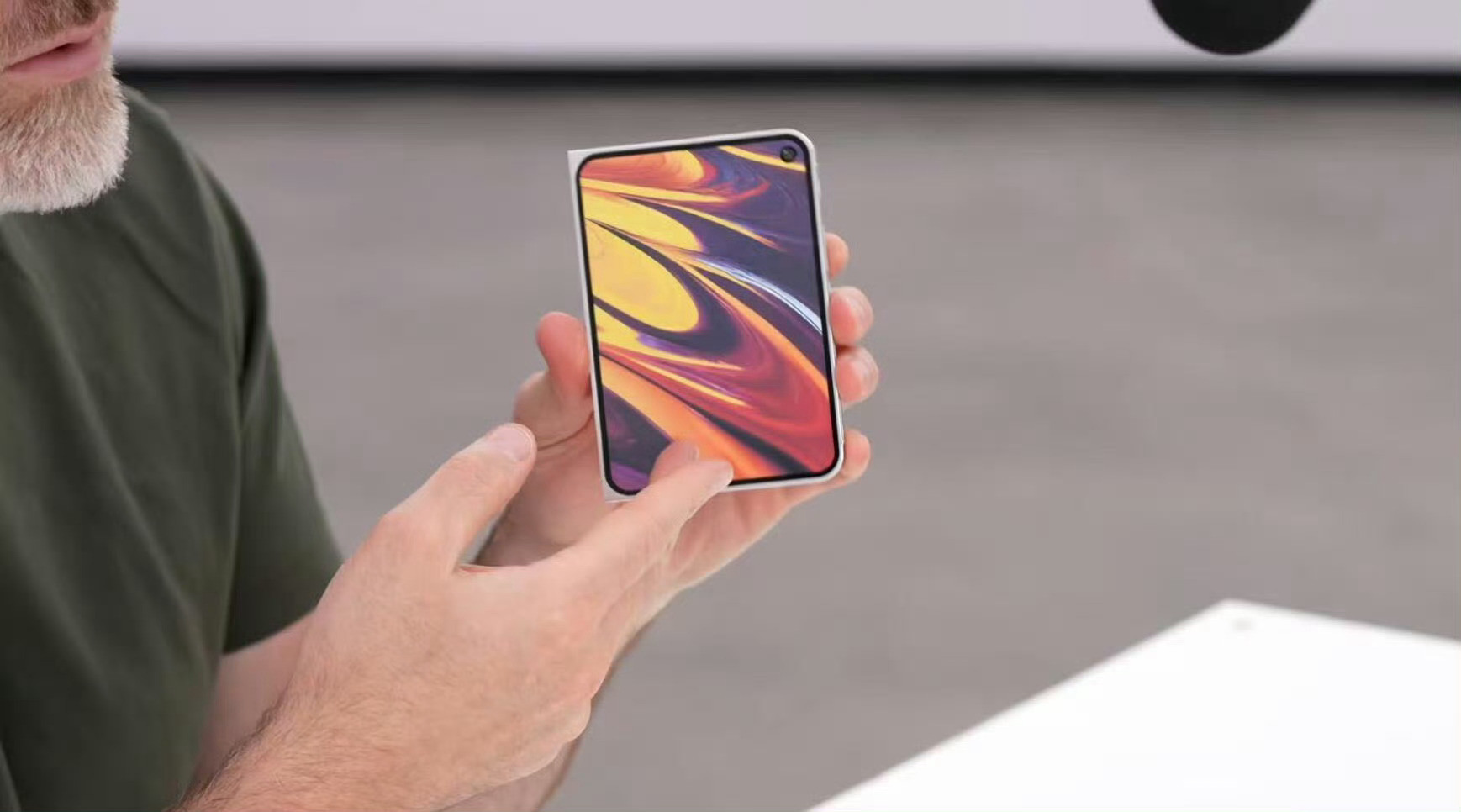 iPhone18ProMax机模上手视频博主UnboxTherapy带来了i