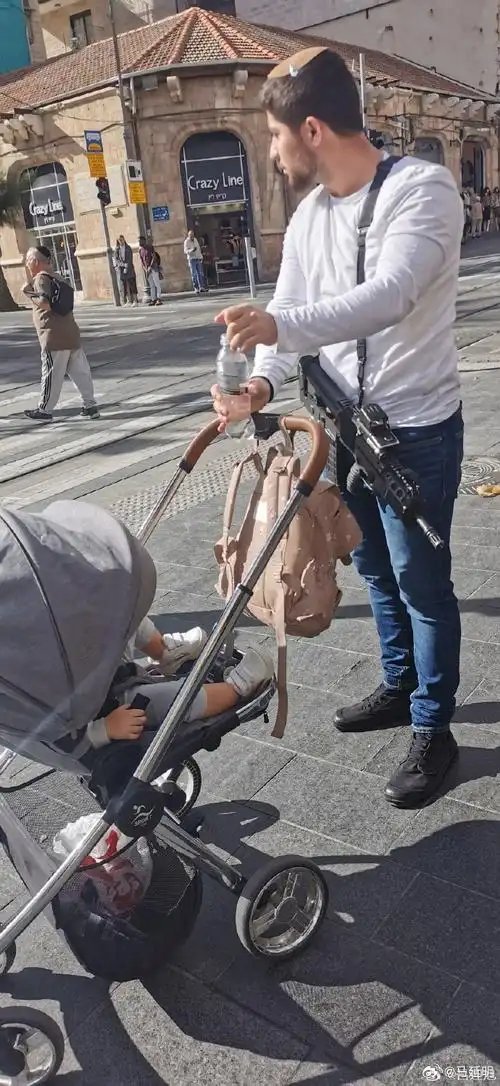 以色列是“全民皆兵”，是“军人带枪上街”，不是“平民人人持枪”。以色列街头的枪，