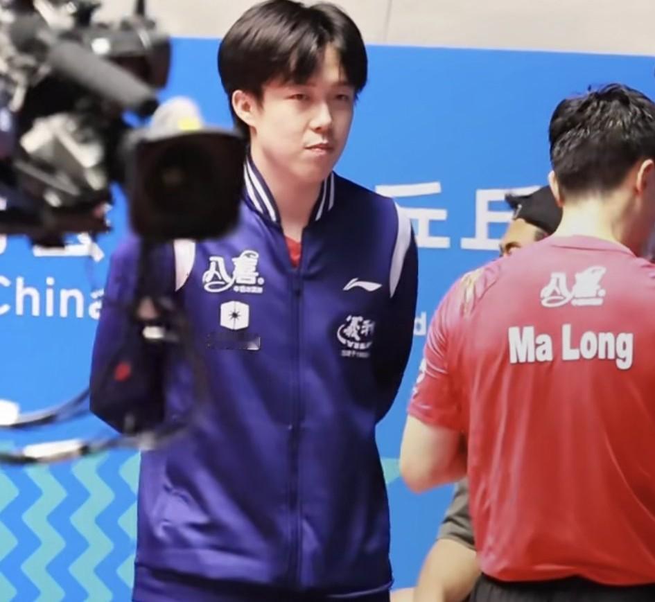 终于搞清楚了为什么王楚钦输给了樊振东球迷更喜欢王楚钦了，看了北京队的团体