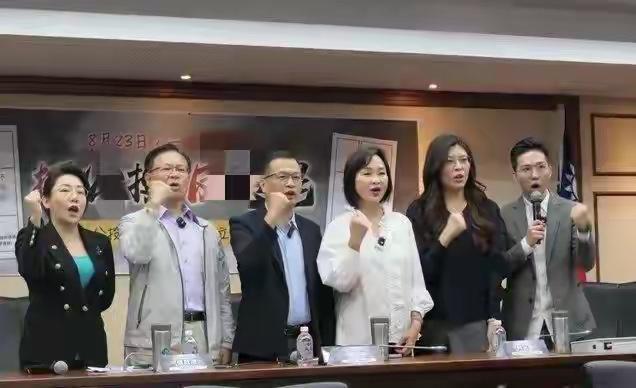 郑丽文公布到北京的时间引发热议！蒋中正两幅错字作品却意外火了郑丽文公开披露赴