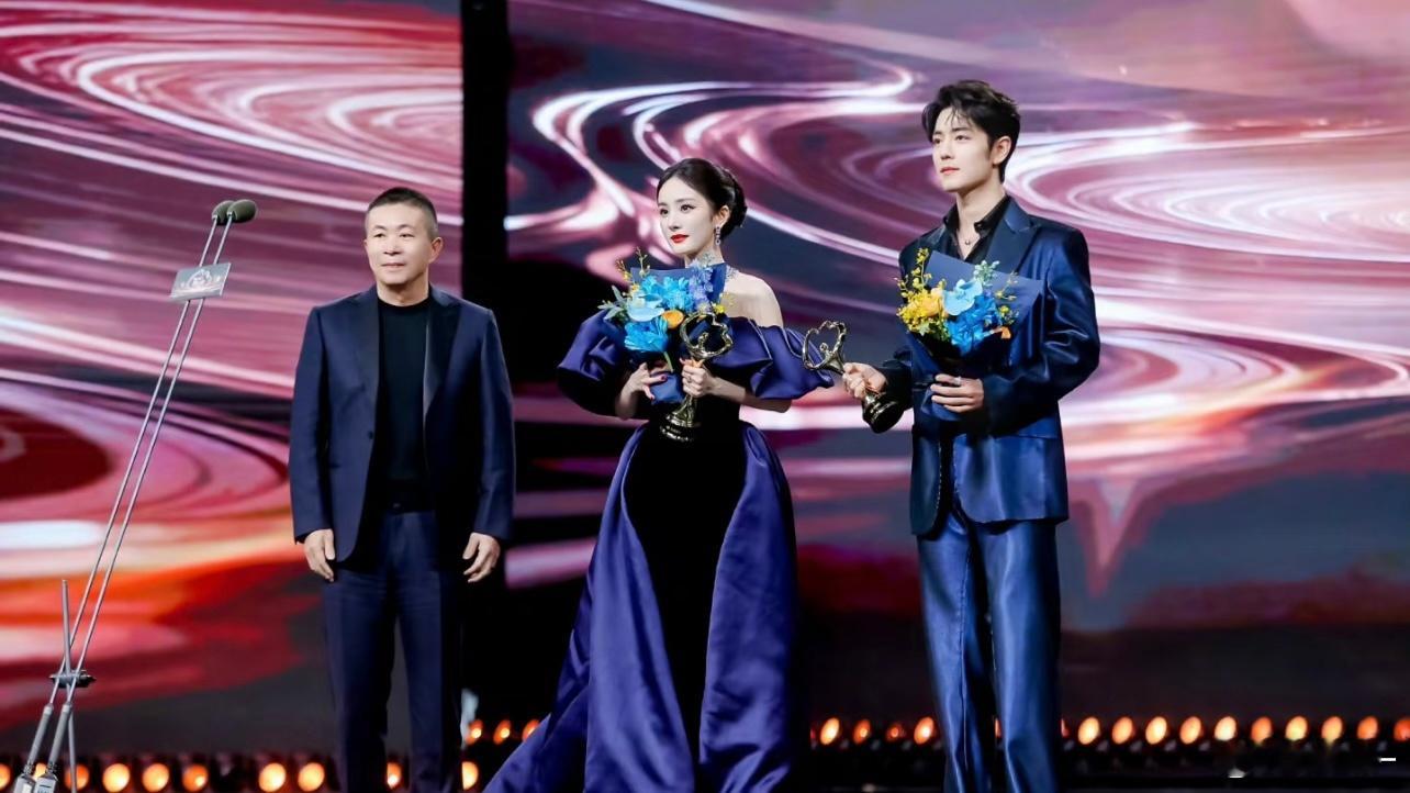 肖战的衣服是Gucci专属定制，C姐那是四手过季礼服，微博之夜被搞成一锅粥，赞