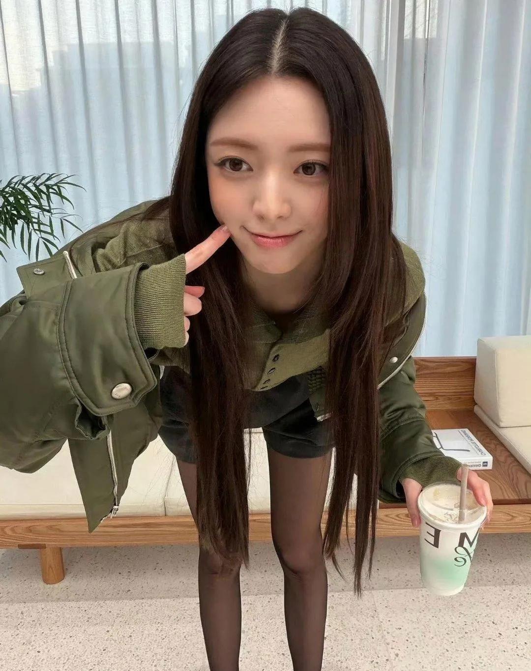 申宥娜的黑丝穿搭，把“纯欲飒”玩明白了！黑丝配高跟，再搭军绿外套，甜酷又带