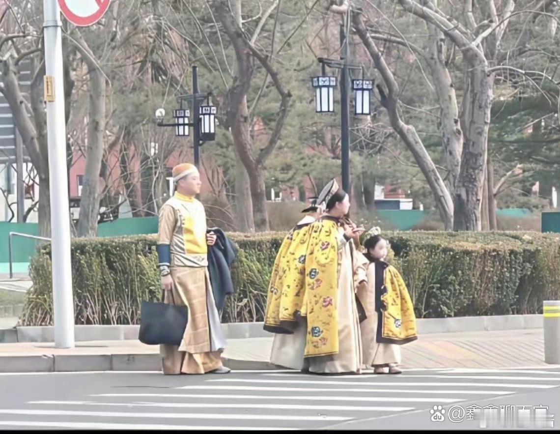 确认过眼神，是来北京旅游的一家子！连过个马路都走出了“全员打卡”的气势，这必须是
