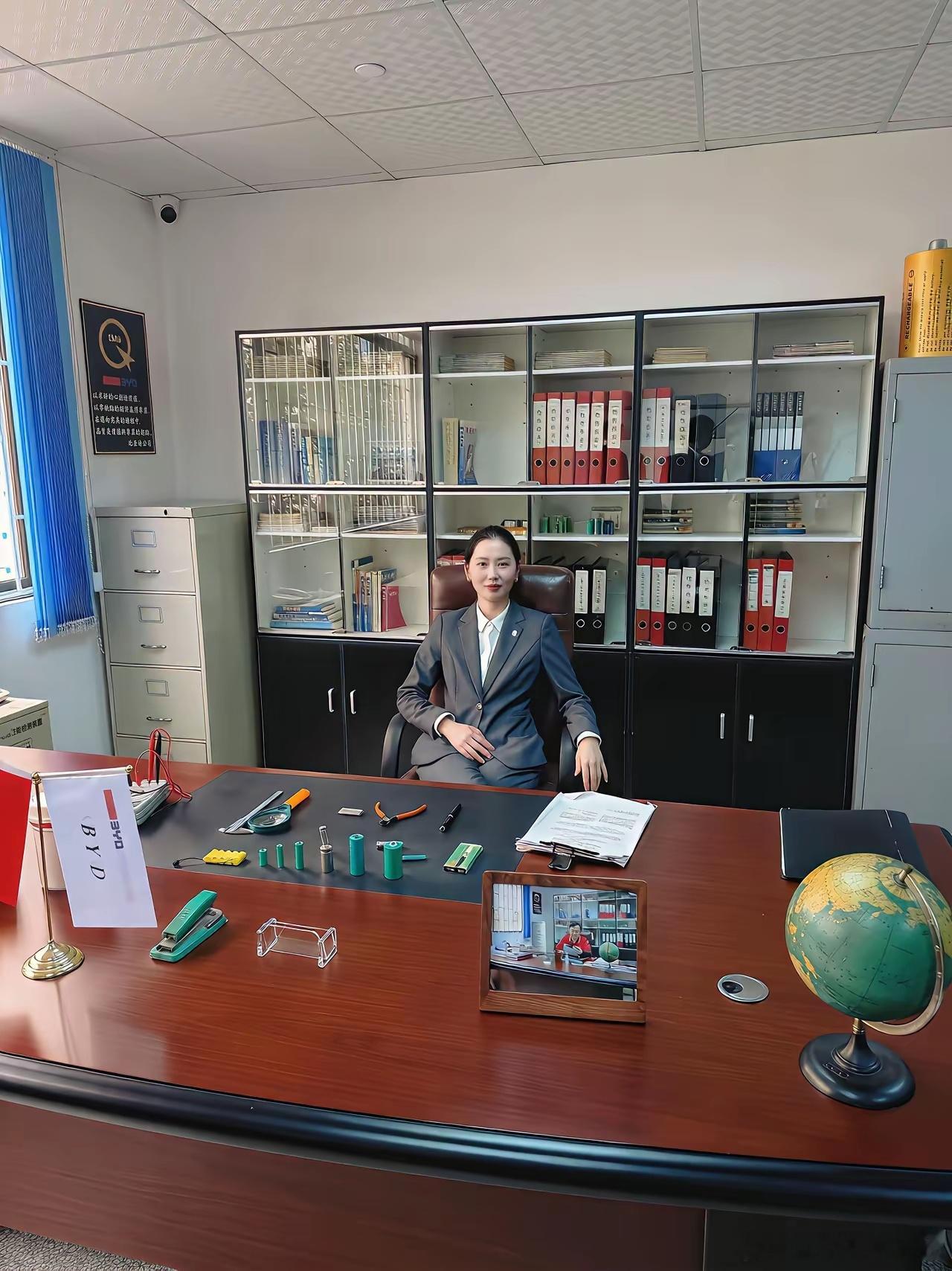 网友：终于坐上比亚迪老总的位置啦😎🫶😄。就五秒钟，也够我乐半天的🥳