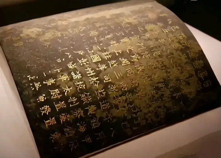 为什么朱元璋不认自己发的免死金牌，反而认可唐朝颁发的钱镠铁券呢？众所周知，老朱给功臣发的34块免死铁