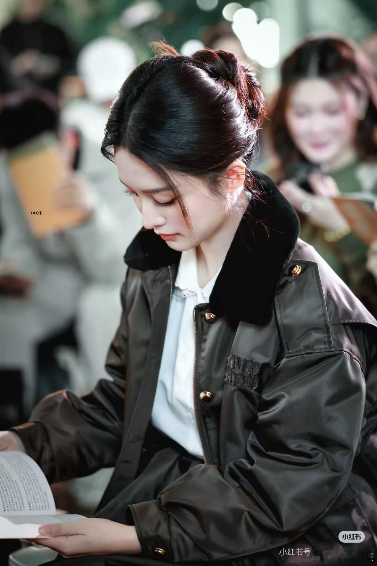 李沁真独一份的气质，她坐在那就是端庄大气，这次活动她的状态也很无敌，造型也很好看