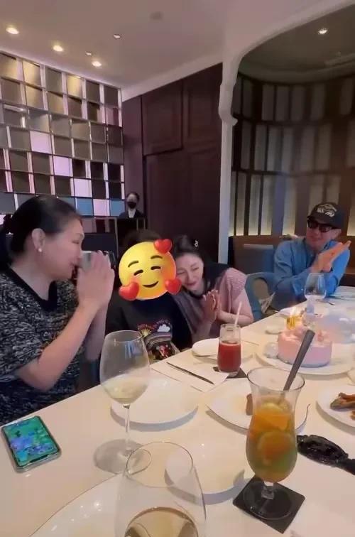 看不太明白S妈突然发大S生前给玥儿过生日的照片干嘛？大S去世后玥儿过的第一个生