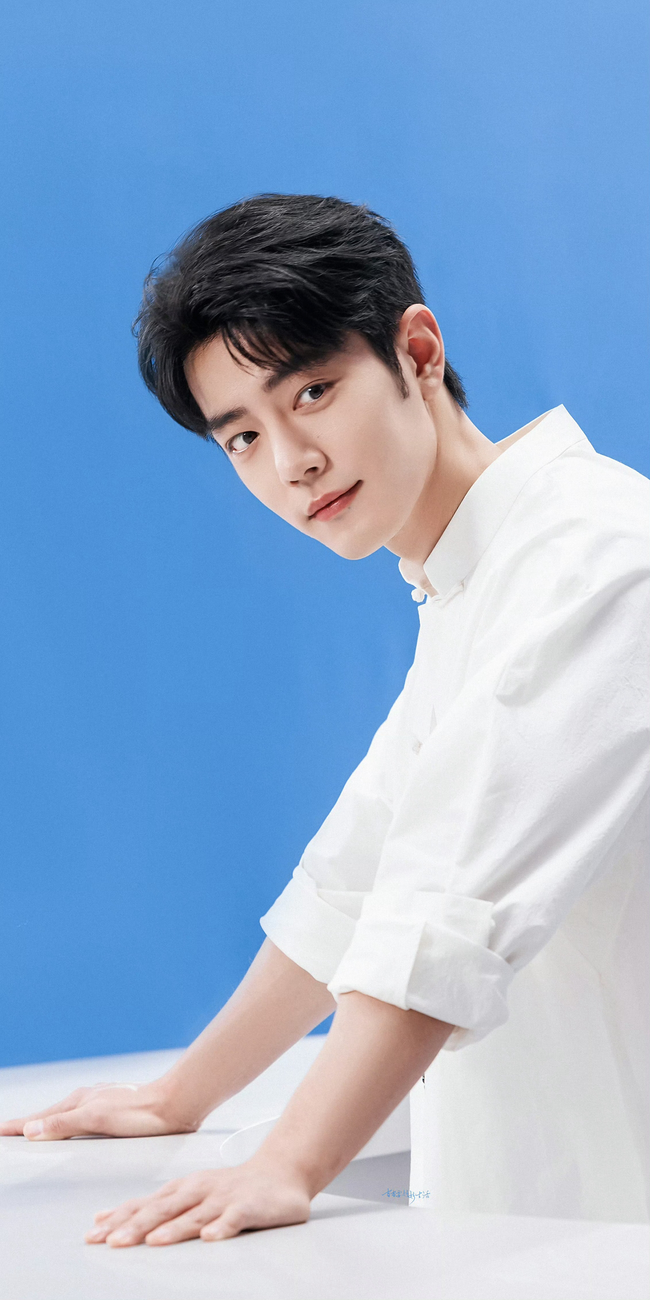 肖战他就那么静静地站在那里，像一幅泼墨山水里不慎遗落的一笔留白。