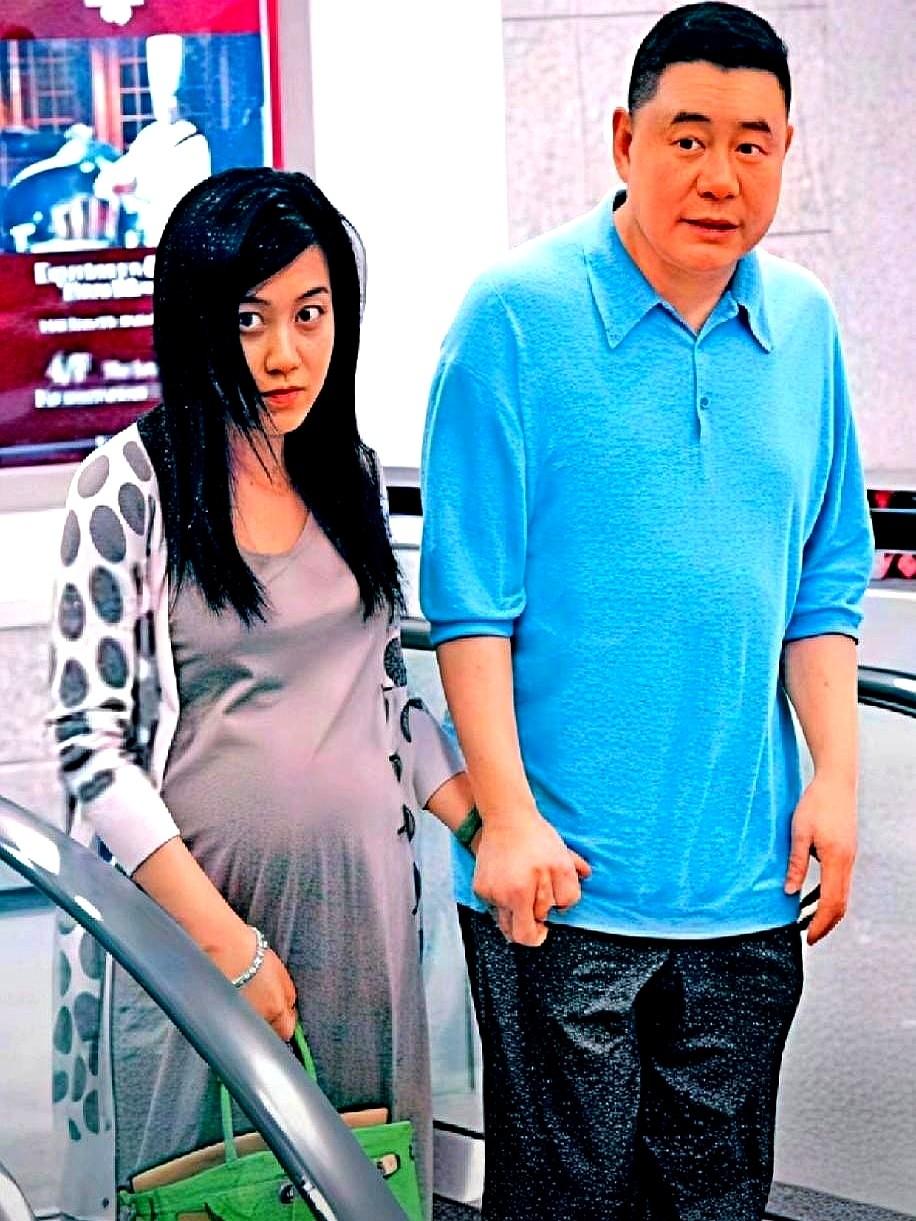 这或许是刘銮雄最不愿见到的照片。那时候的甘比挺着孕肚紧紧跟在他身边，刘銮雄就穿