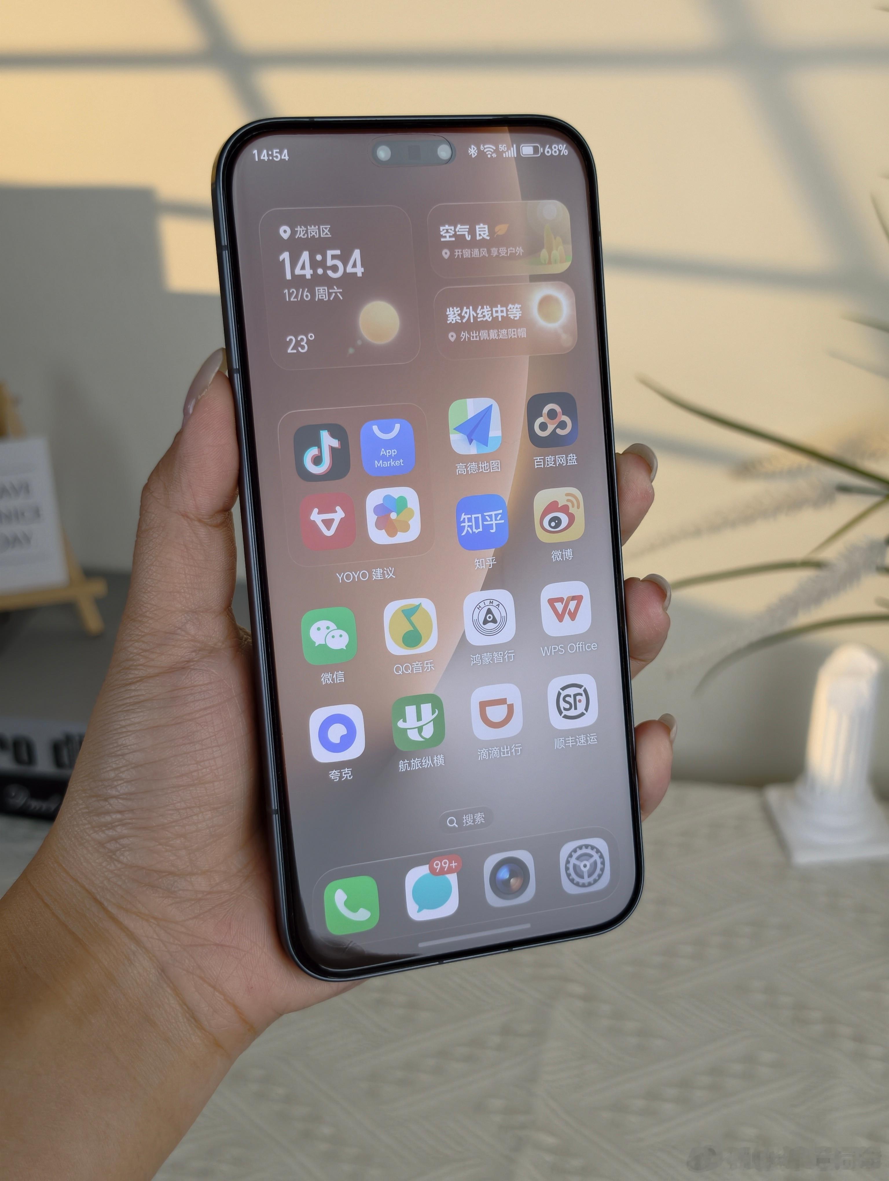 在外面给我的荣耀Magic8Pro贴了一张膜，回来一看，都歪到西伯利亚去了…