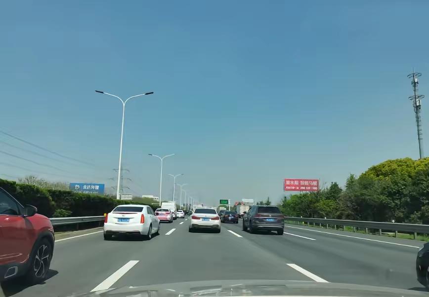 清明跑完高速，我那个开比亚迪汉的兄弟跟我吐槽：“在市区我崩过保时捷，上了高速连轩