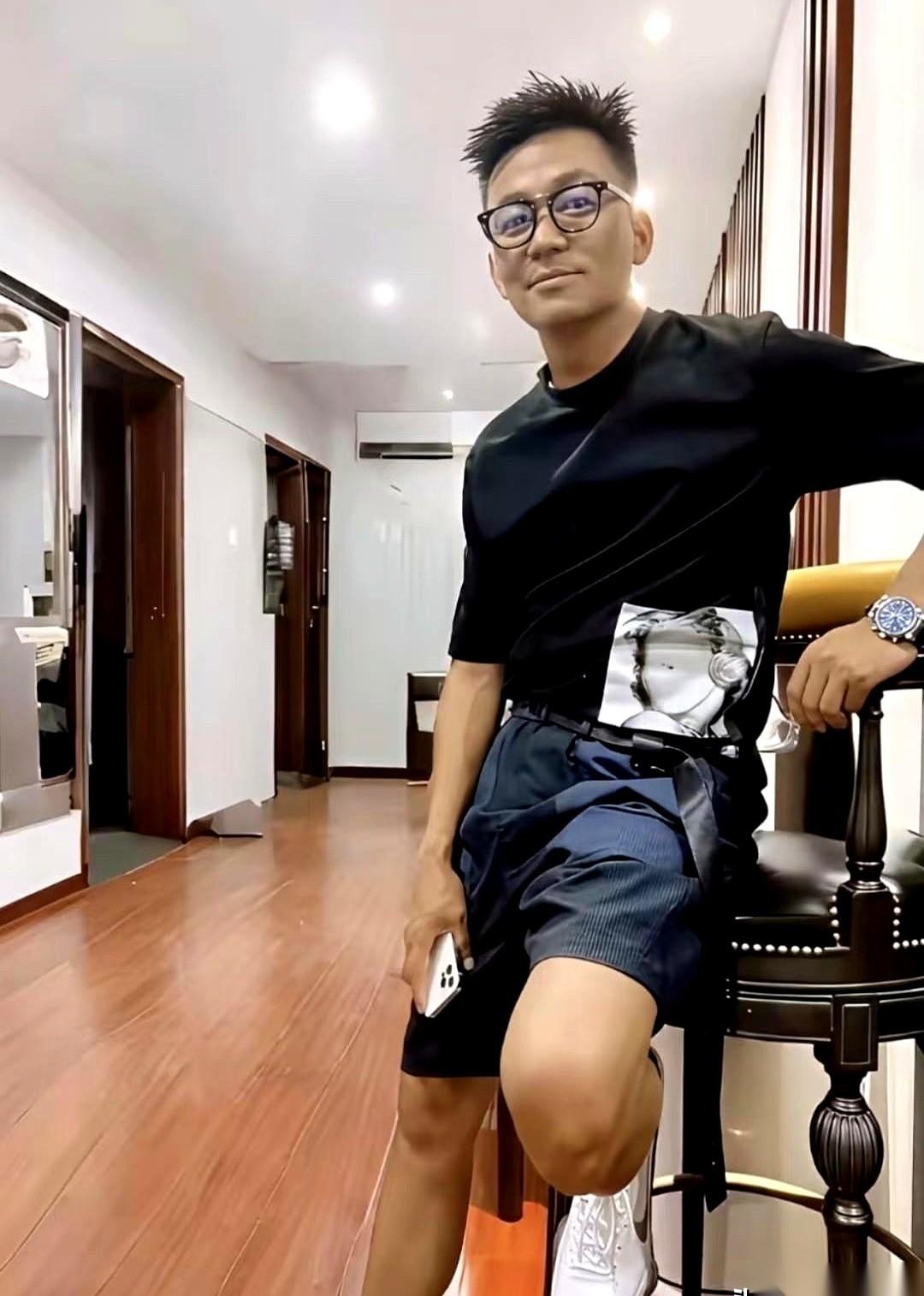 王宝强的变化，不是从他当上大导演开始的。是那个凌晨，他把家里所有的不堪，连皮带