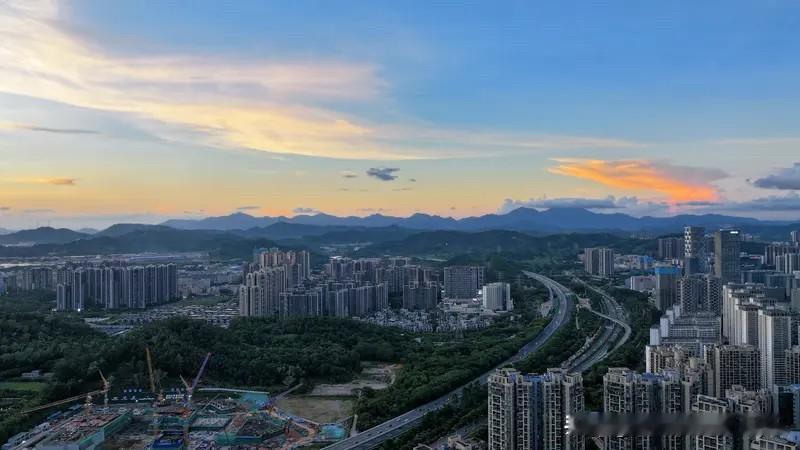 5月深圳新房成交同比上涨44%，但新增供应却同比下降35%，供需剪刀差越来越大。