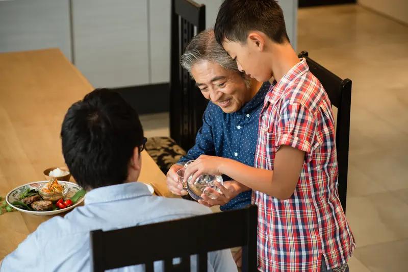 看到“孙子怕爷爷去世，每天偷偷带肉回家”的新闻，心里真不是滋味。河南周口那个9岁