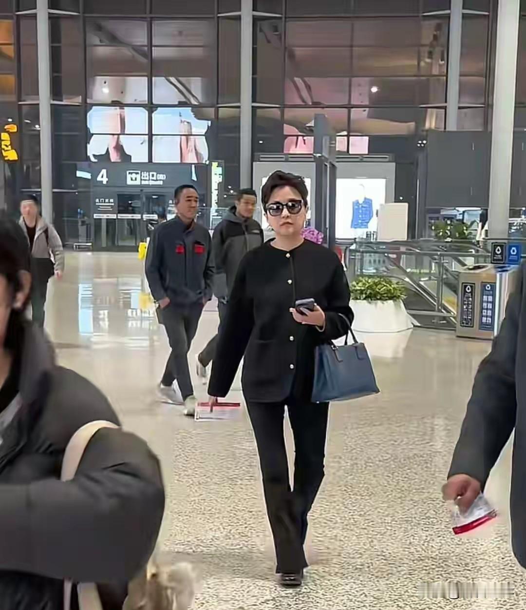 看杨澜，才知到了我们这个年龄，穿衣戴帽不能随意和大意，尤其是公众人物，因为，总有