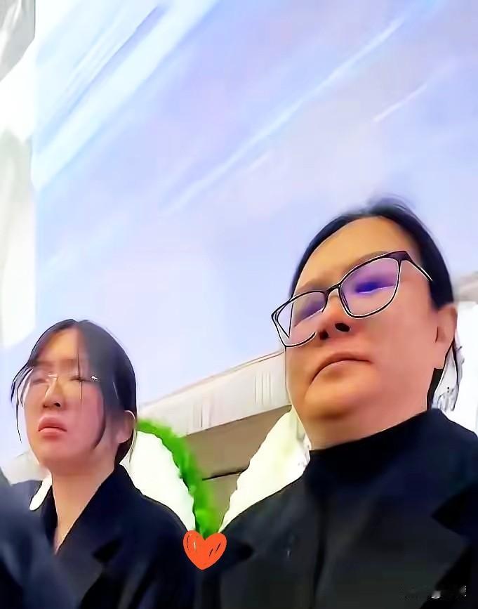 聂卫平葬礼上，长子孔令文干了一件挺让人意外的事儿：他侧身一让，把捧遗像的“C位